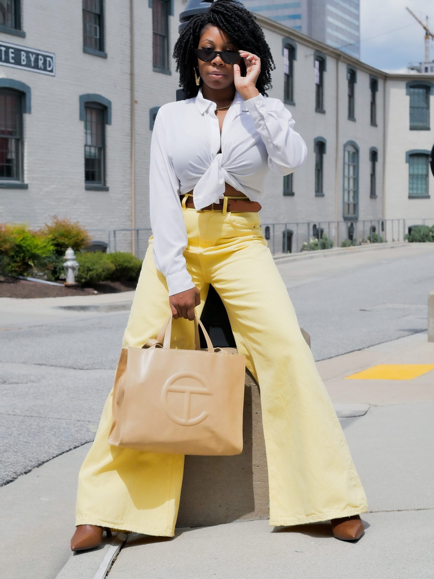 Richmond blogger wearing colored wide leg jeans from Zara