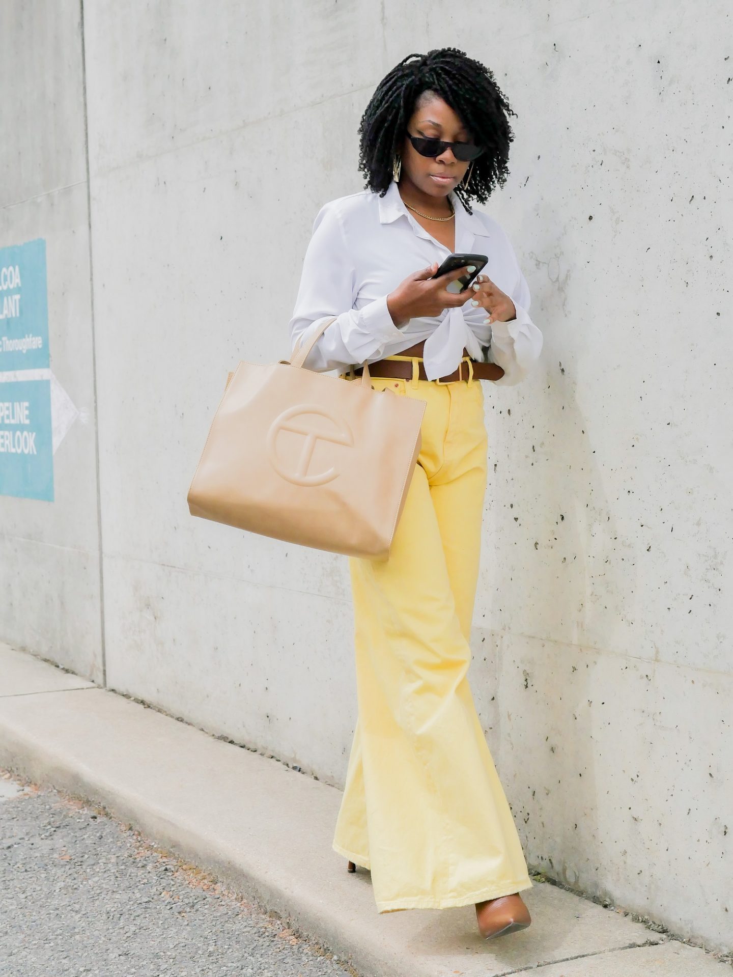 Richmond blogger walking in colored wide leg jeans from Zara