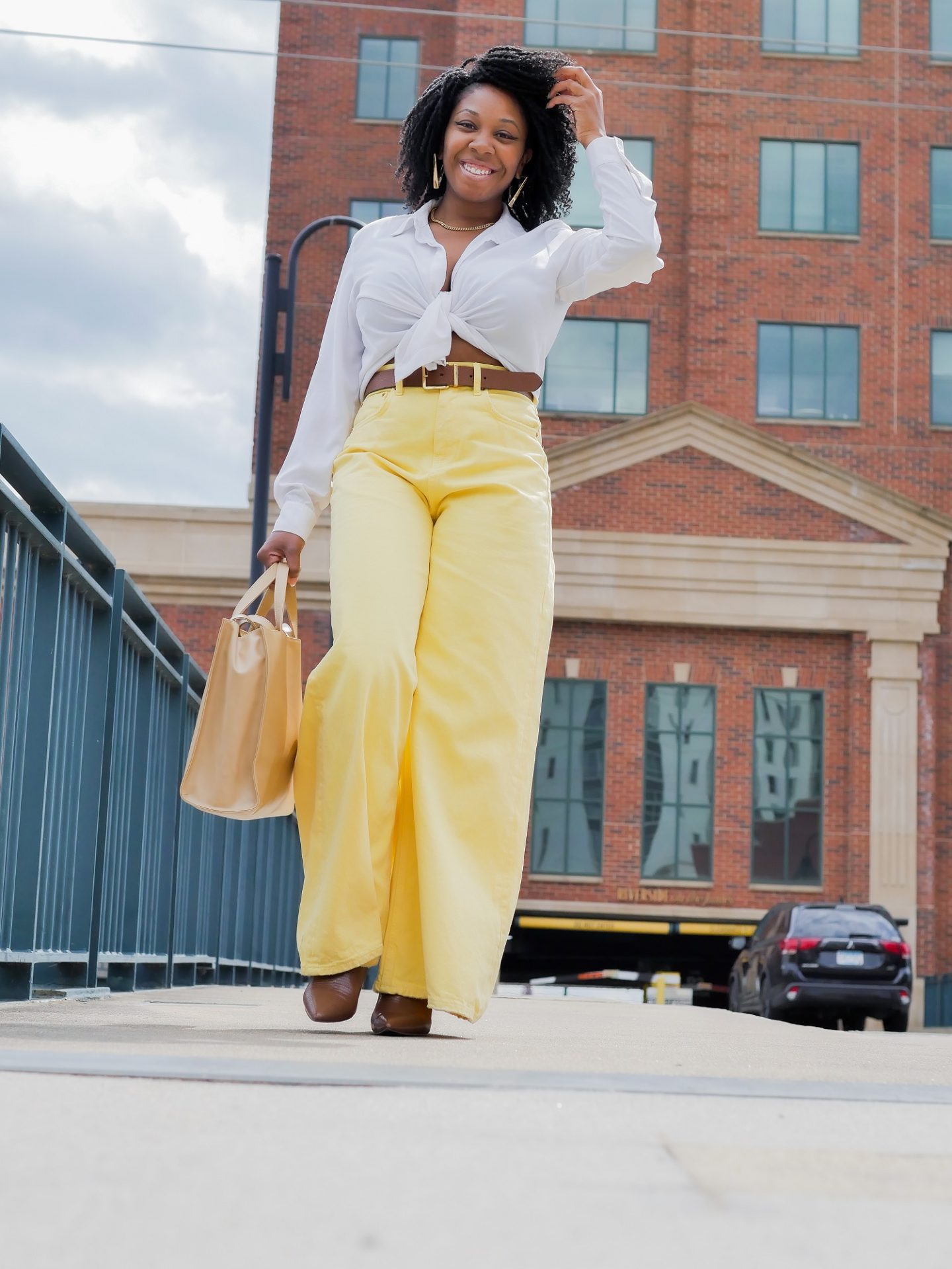 black blogger wearing the solid color full length wide leg jeans from Zara